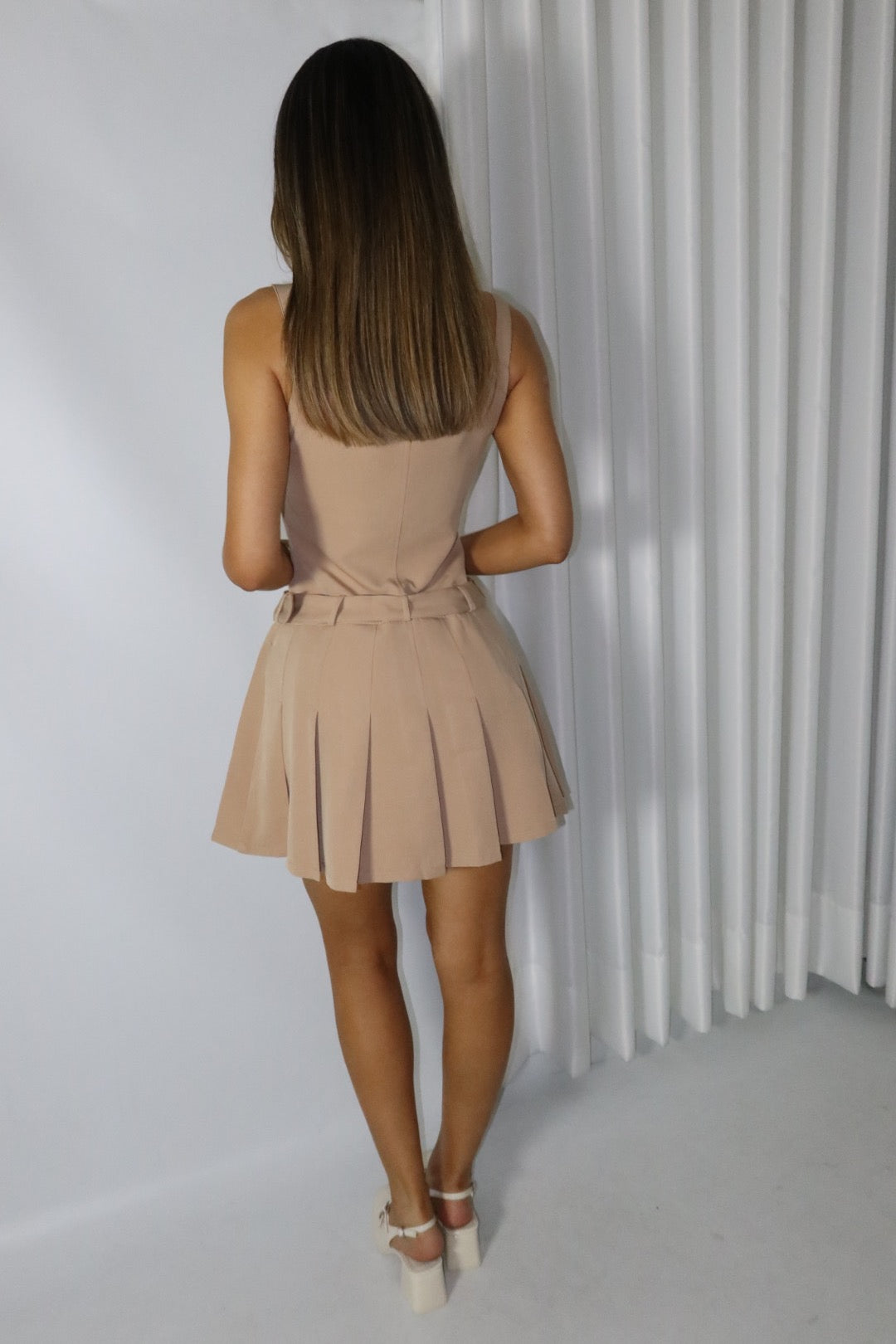 VESTIDO PLISADO NUDE 4696